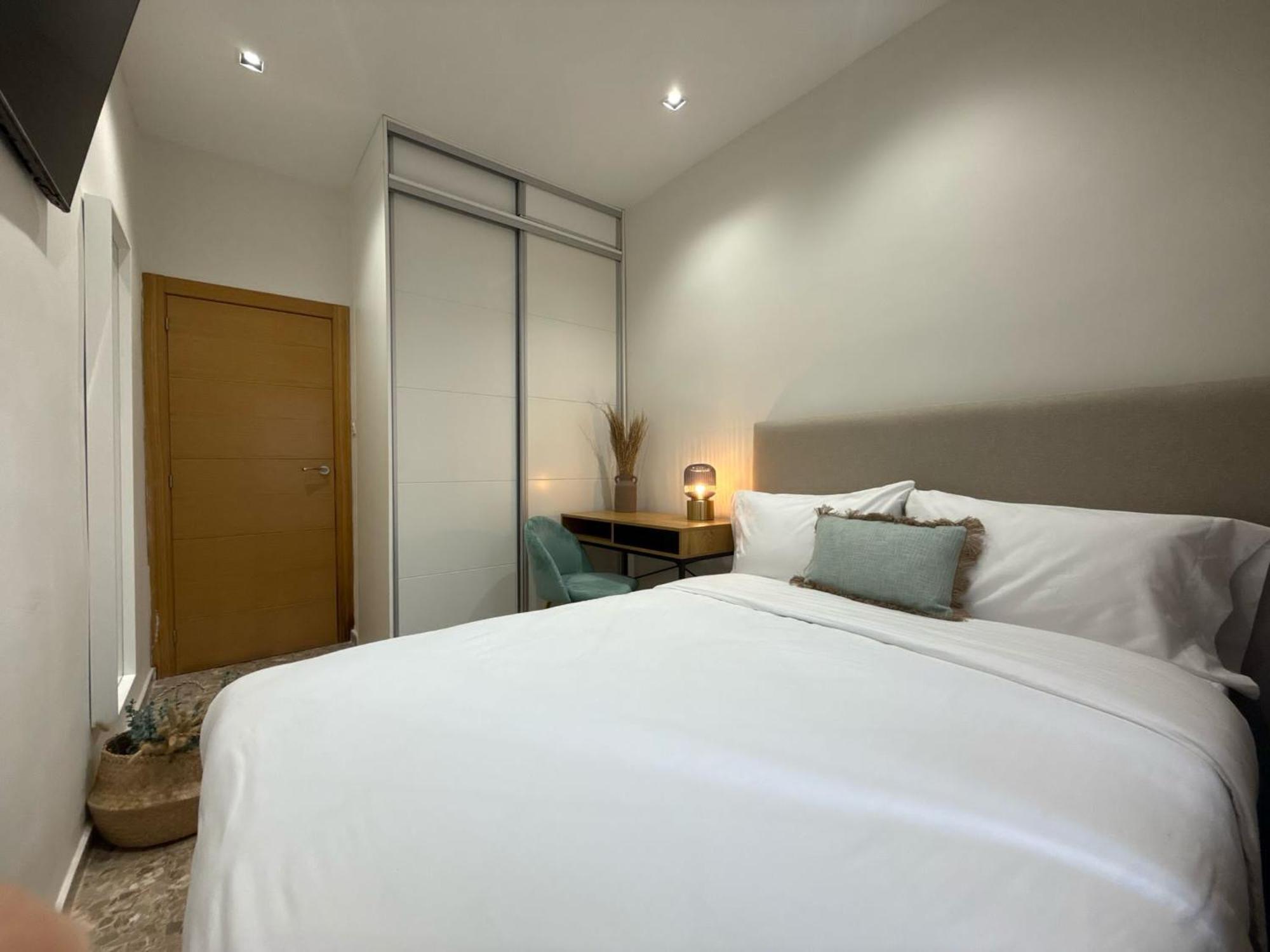 Valencia, Netflix, 4 Mins Walk To The Homestay *