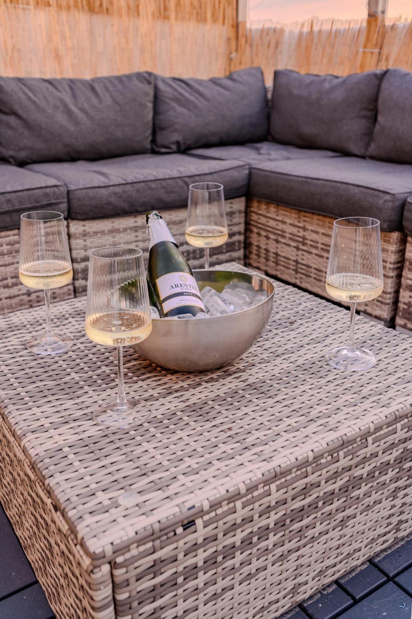Ayora Penthouse - Jacuzzi, Huge Private Rooftop, Bbq, Sunset Views, Fastwifi, Ac