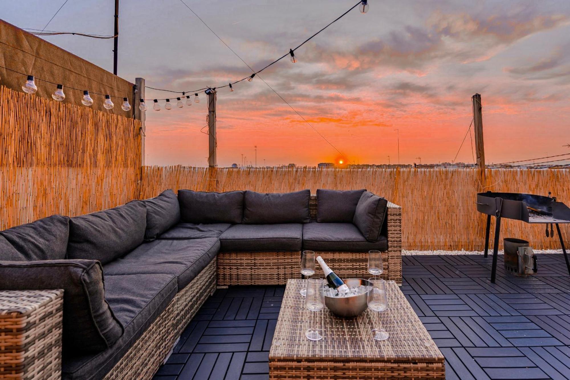 Ayora Penthouse - Jacuzzi, Huge Private Rooftop, Bbq, Sunset Views, Fastwifi, Ac