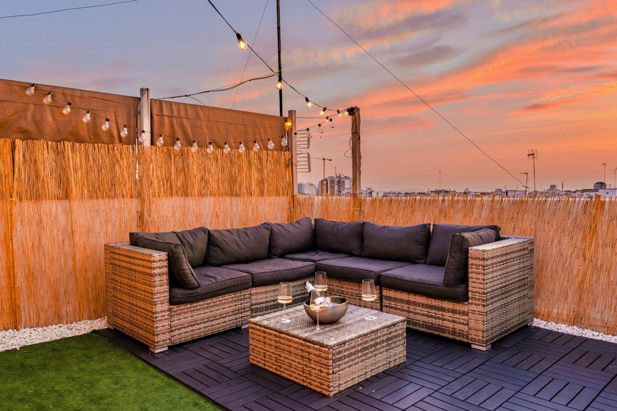 Ayora Penthouse - Jacuzzi, Huge Private Rooftop, Bbq, Sunset Views, Fastwifi, Ac