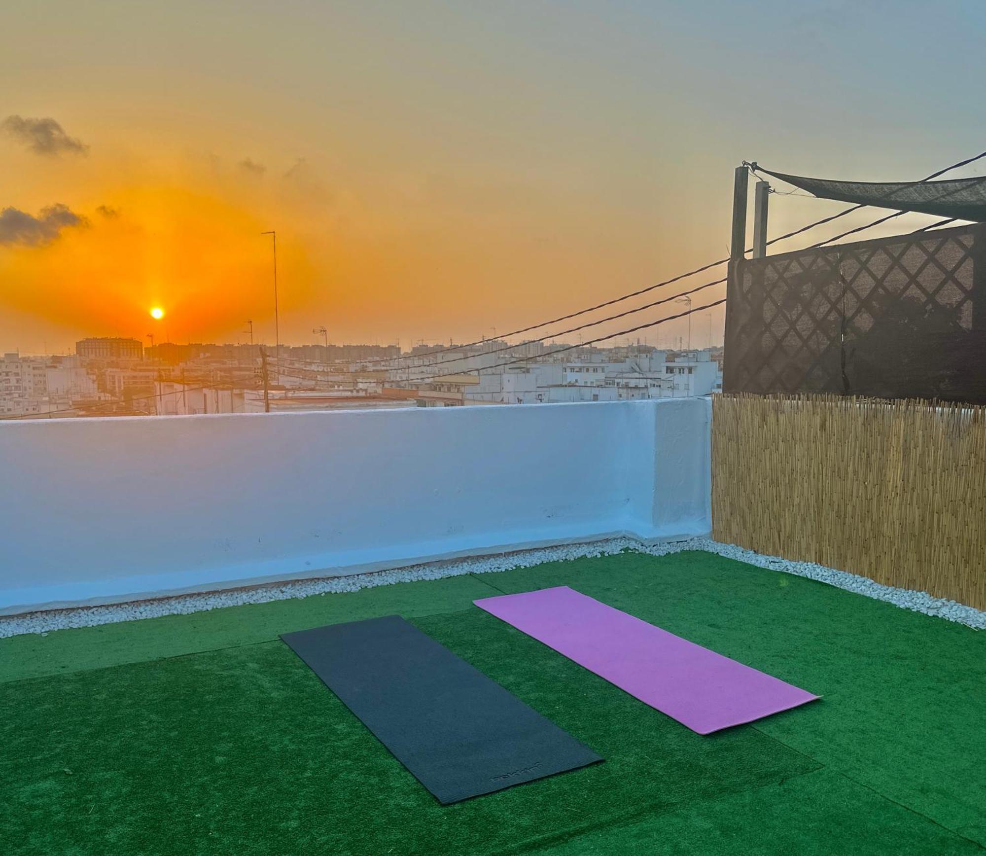 Ayora Penthouse - Jacuzzi, Huge Private Rooftop, Bbq, Sunset Views, Fastwifi, Ac Apartment *