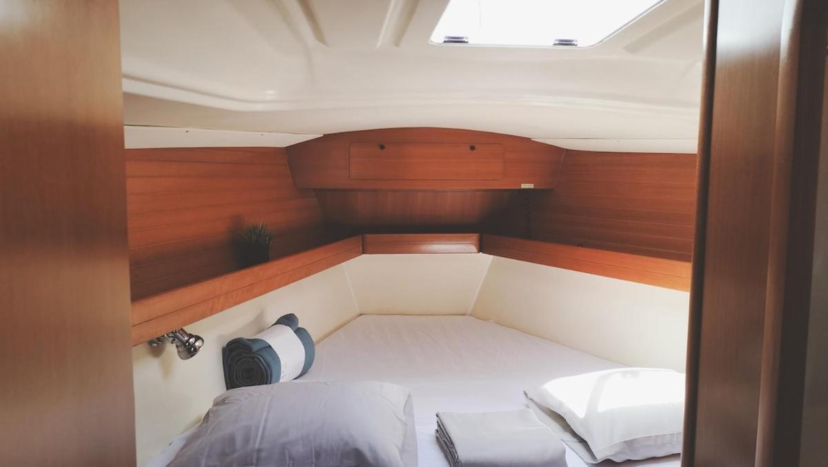 Magnificent Sailboat With Free Parking For Cars Botel *