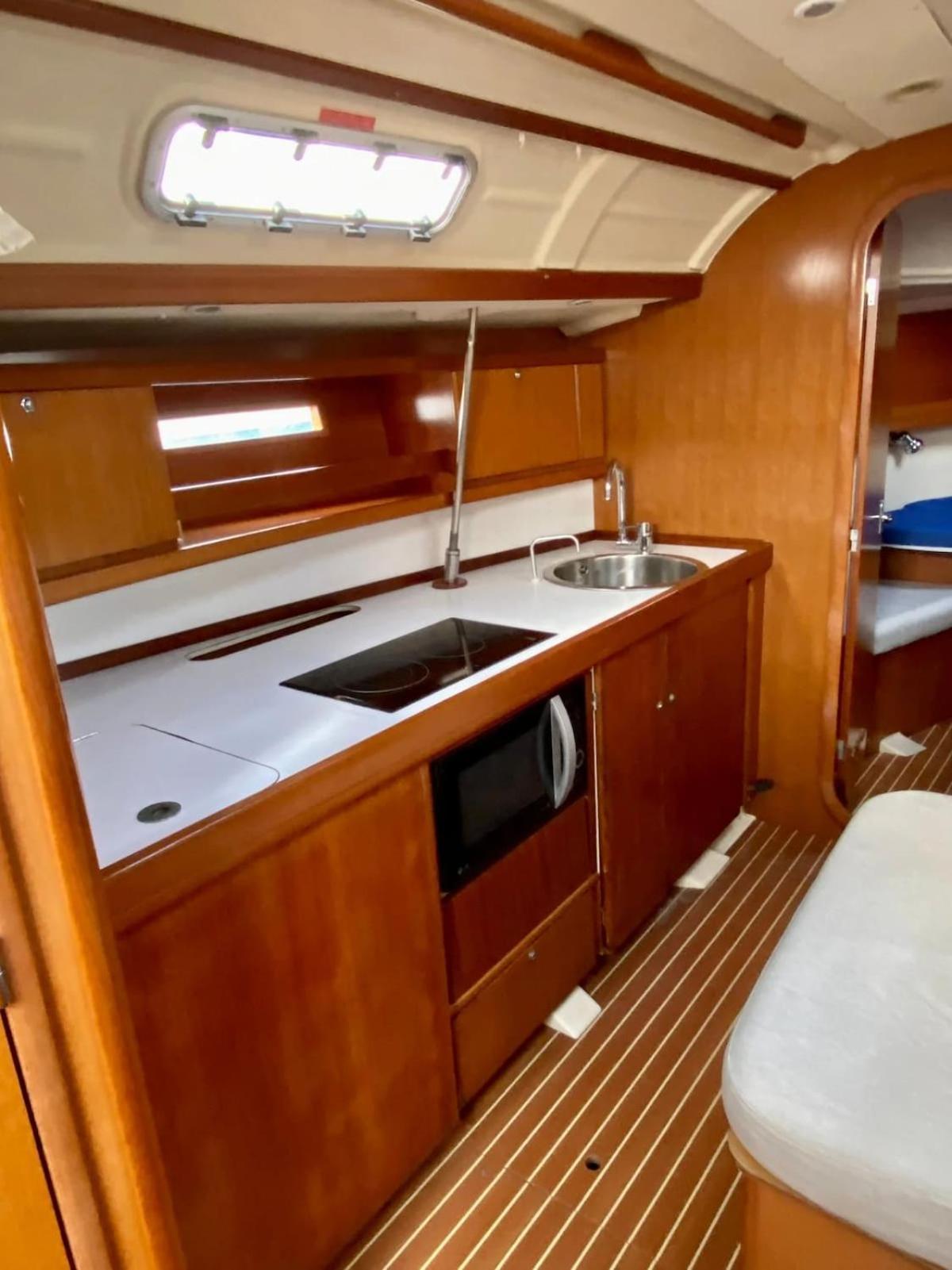 Magnificent Sailboat With Free Parking For Cars