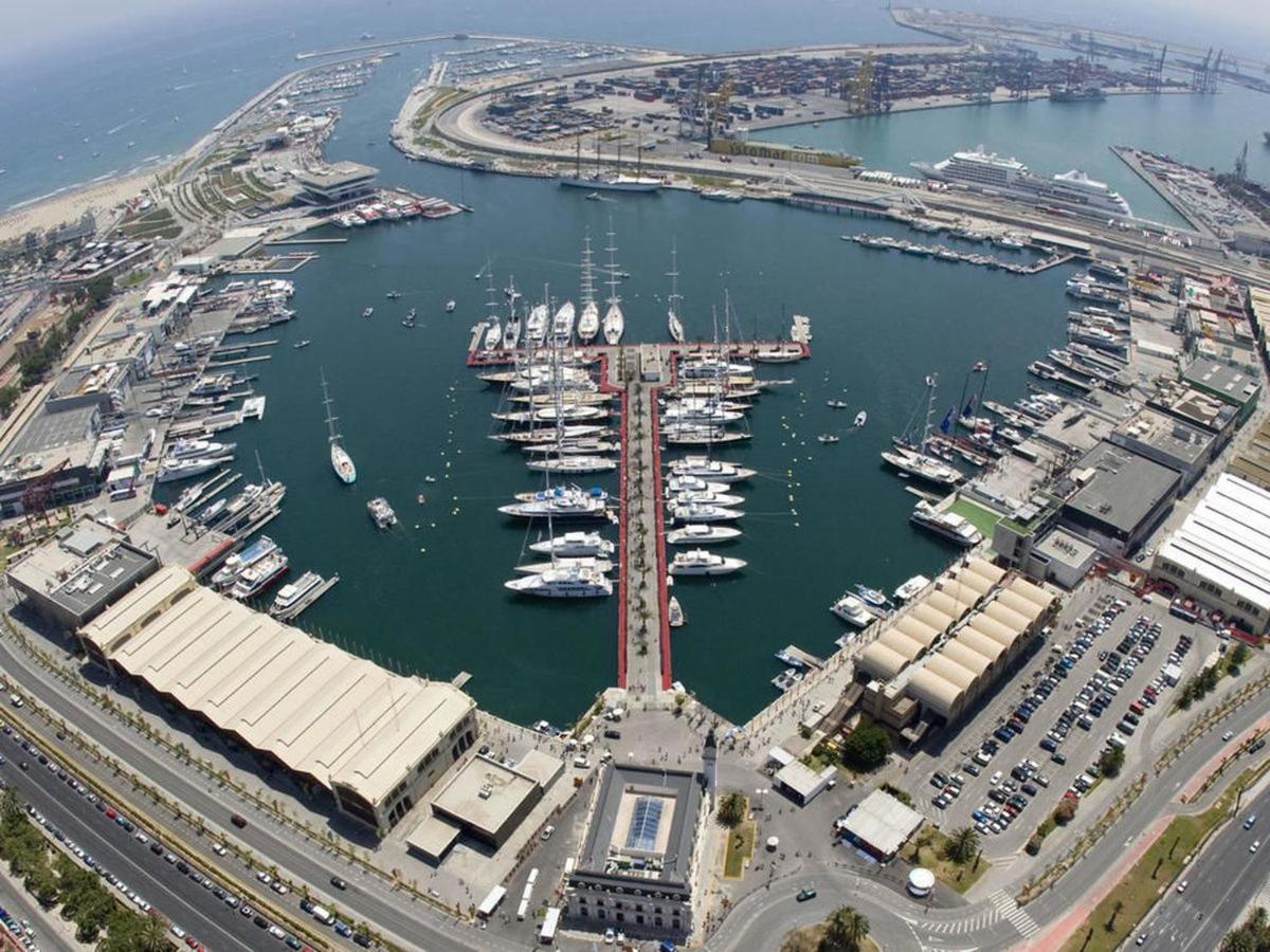 Magnificent Sailboat With Free Parking For Cars