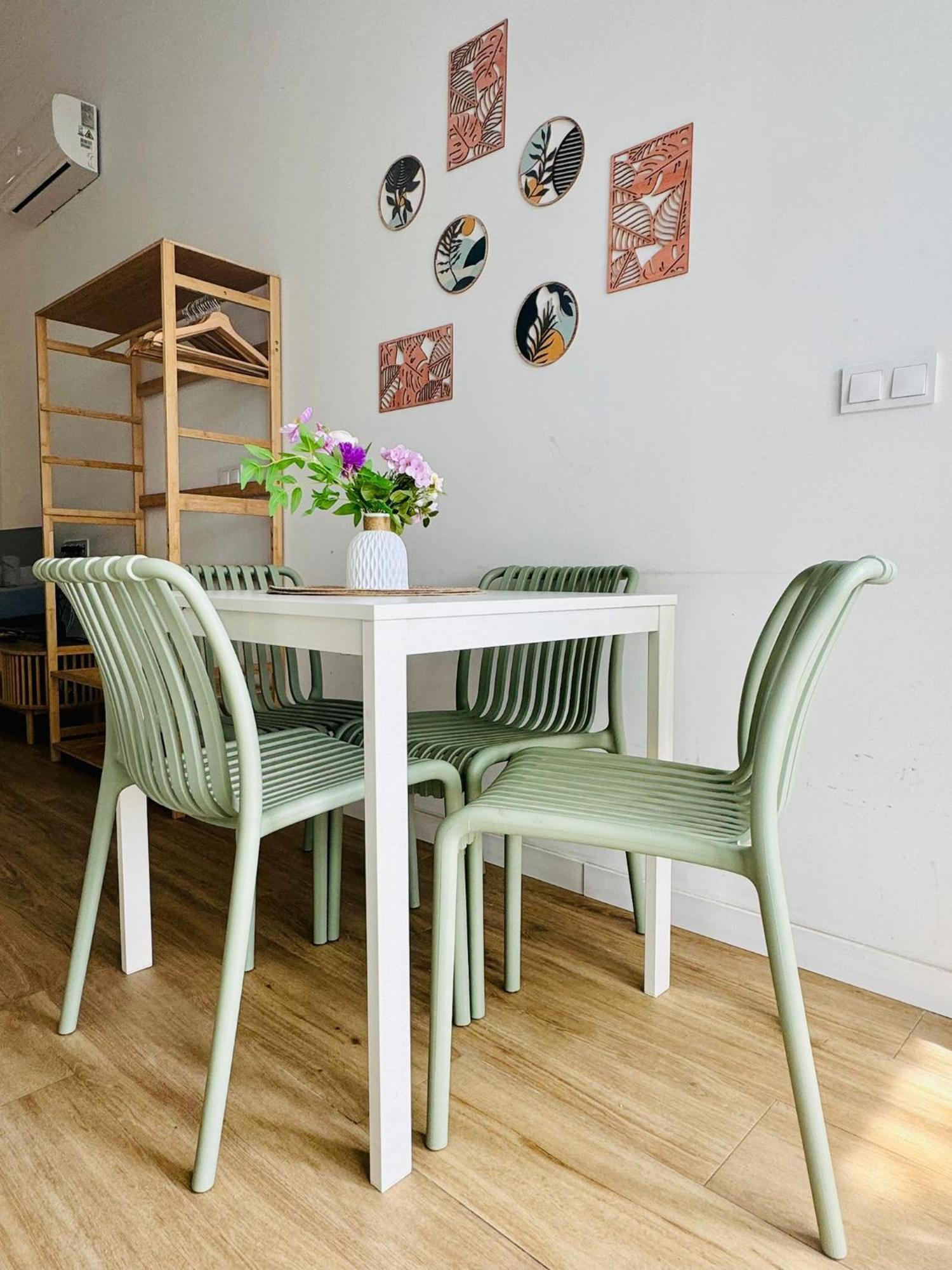 & Cozy Flat Close The Valencia