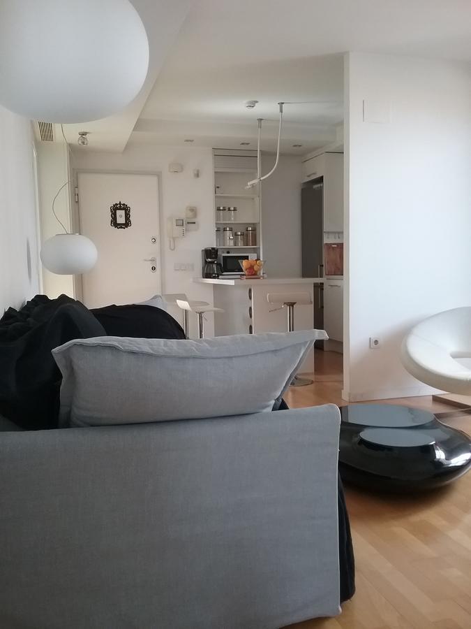 Lovely 2 Bedroom Terrace Wifi Parking Ac Heating Attic *