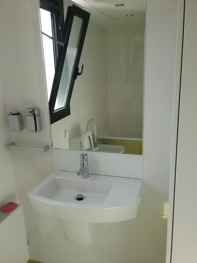 Lovely 2 Bedroom Terrace Wifi Parking Ac Heating Attic Apartment