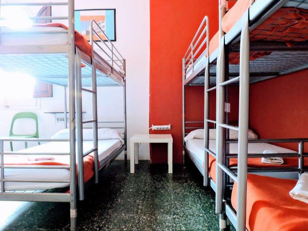 Feetup Backpackers Hostel *