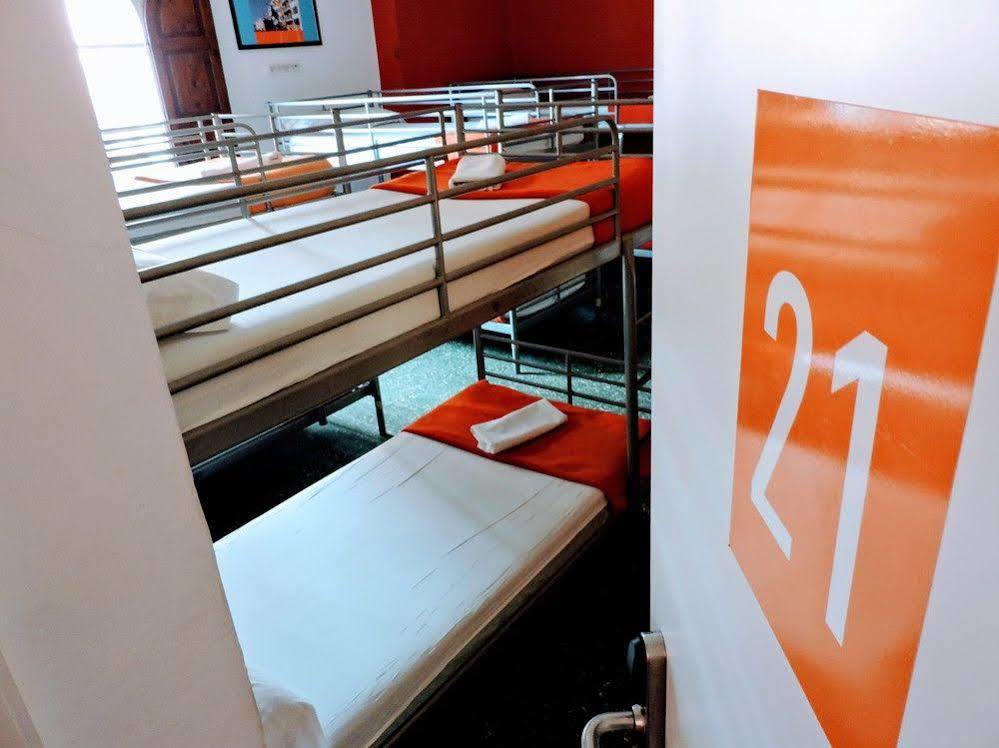 Feetup Backpackers Hostel *