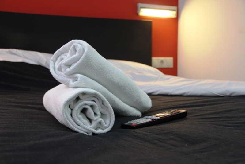 Hostel Room00 *