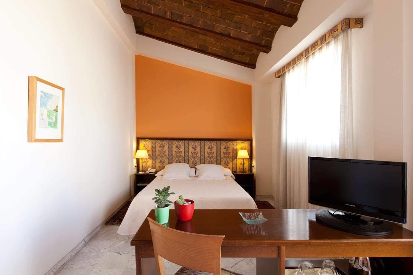 Ad Hoc Monumental 1881 Hotel