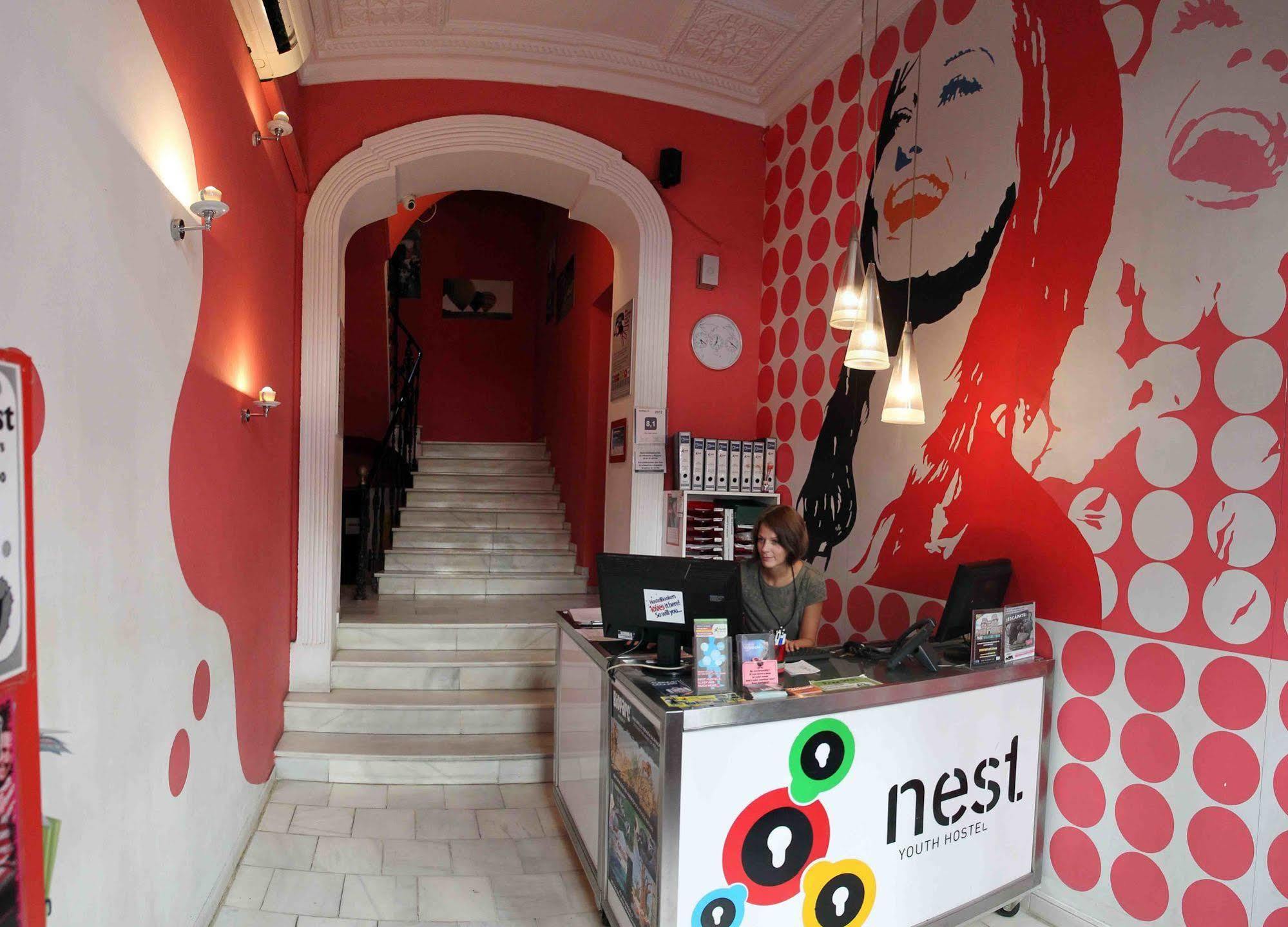 Hostel Red Nest *