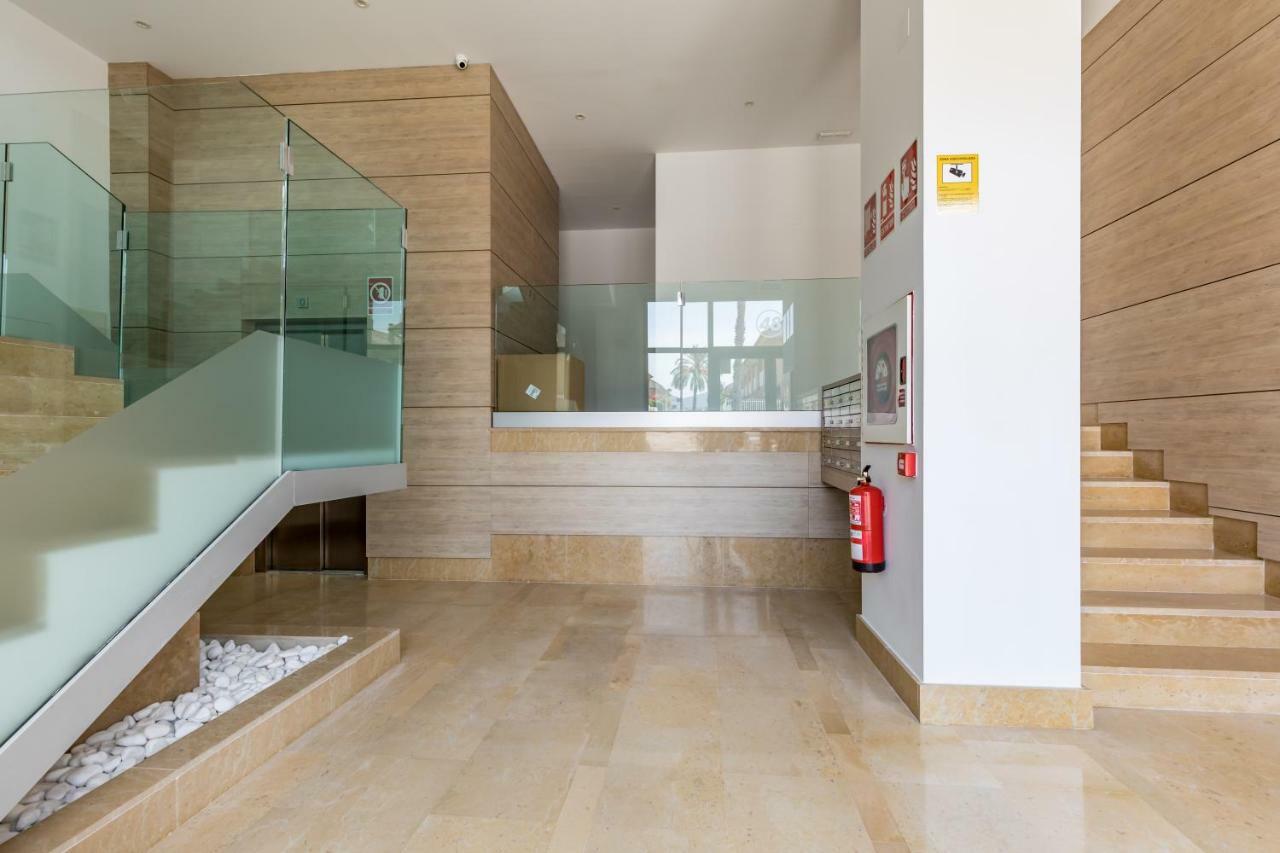 Luxury Front With Pool Apartment *