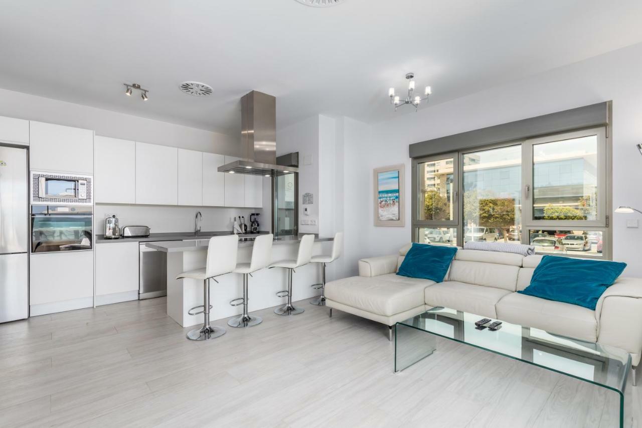 Luxury Front With Pool Apartment *