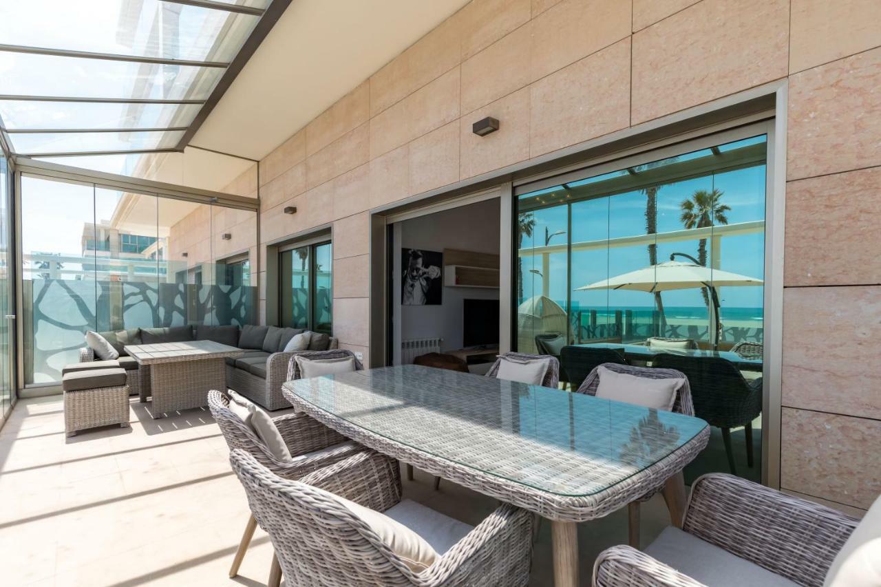 Luxury Front With Pool Apartment