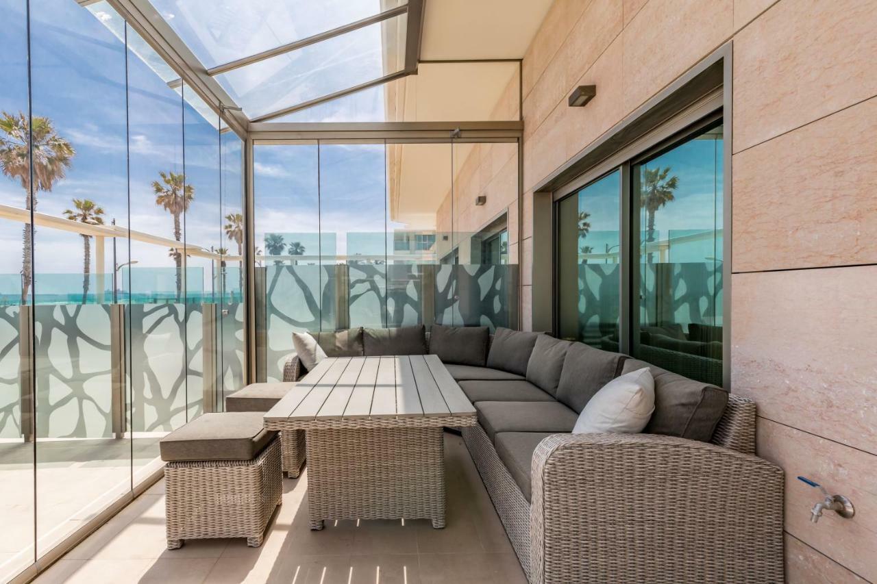 Luxury Front With Pool Apartment *