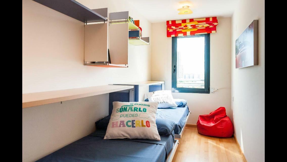 En La Ciudad De Ciencias Y Cerca De La Playa Apartamento