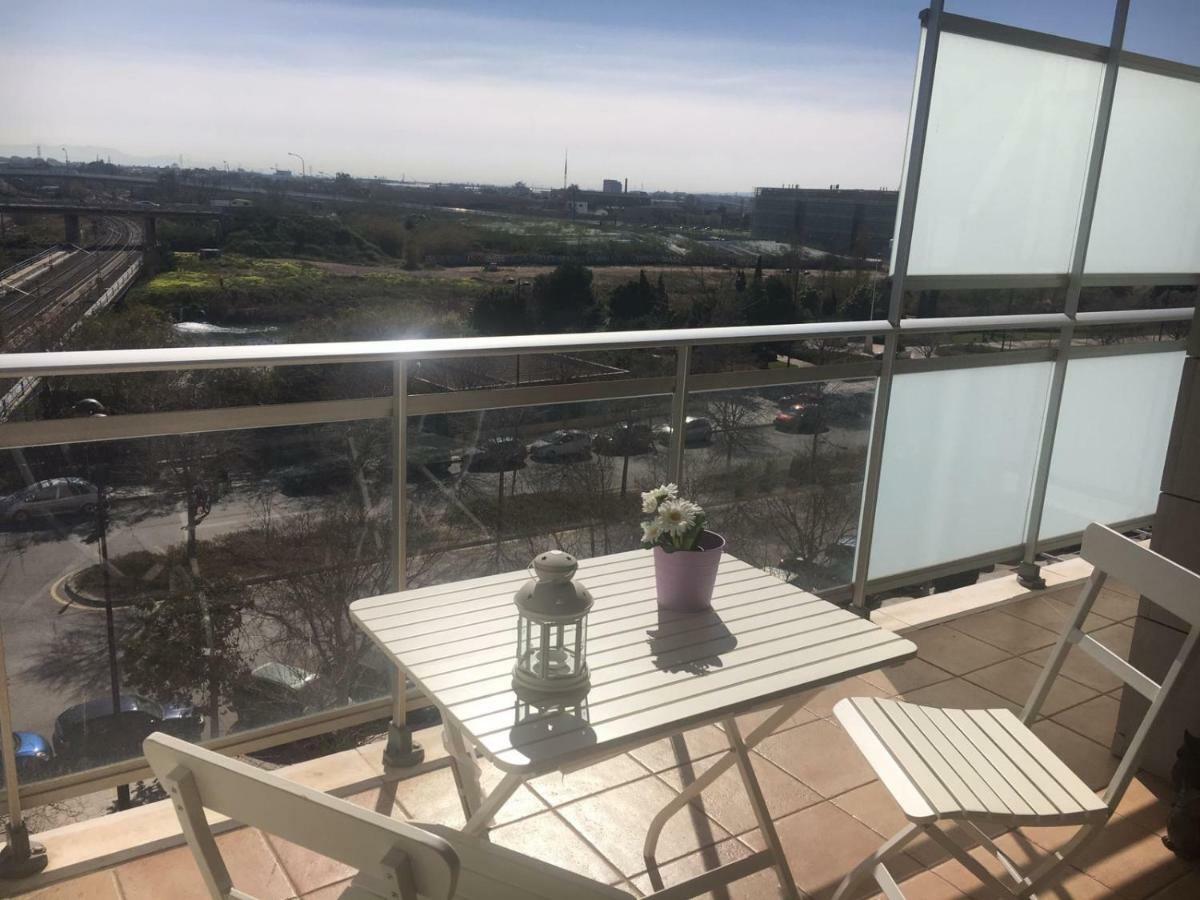 En La Ciudad De Ciencias Y Cerca De La Playa Apartamento