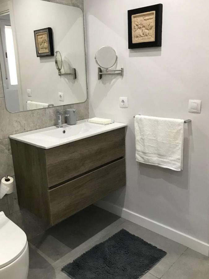 New! Renovated, Centrally Located, Private Entrance, Terrace Valencia