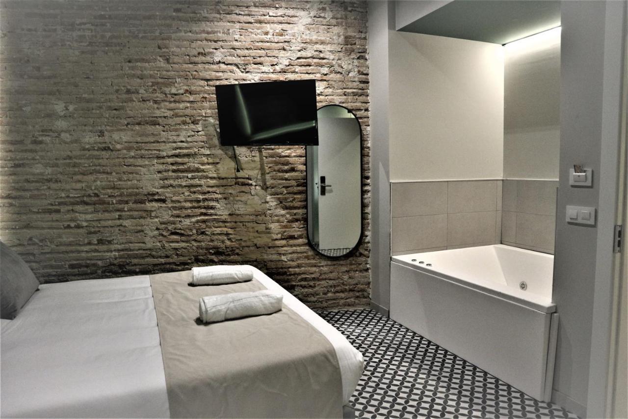 & Co. Quart Boutique 3*