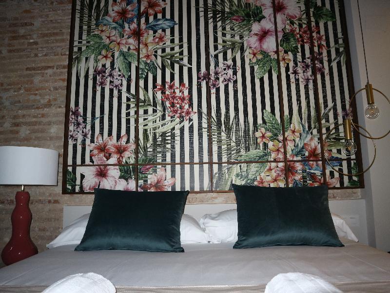 & Co. Quart Boutique 3*