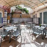 Som Hostel By The Venue