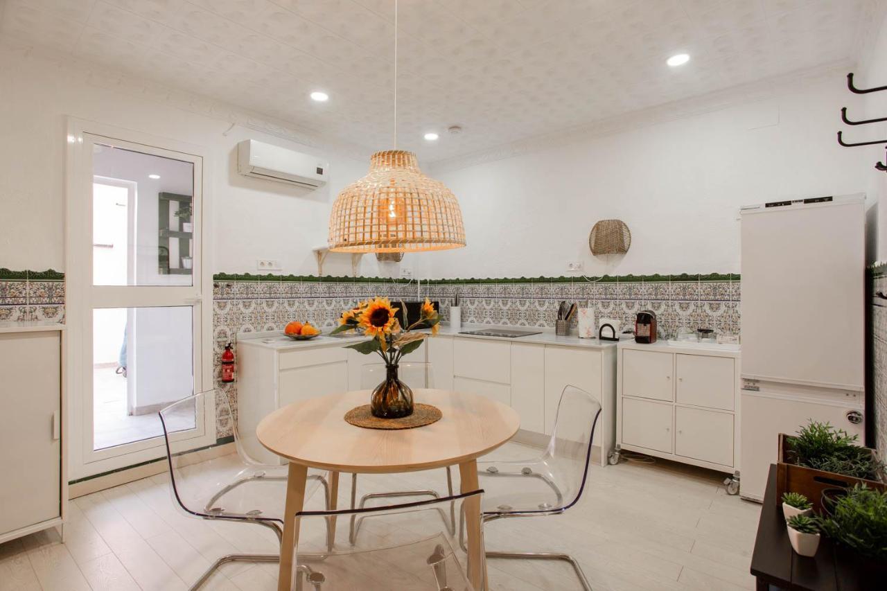 Lovely With Sunny Patio Near The Сasa de vacaciones