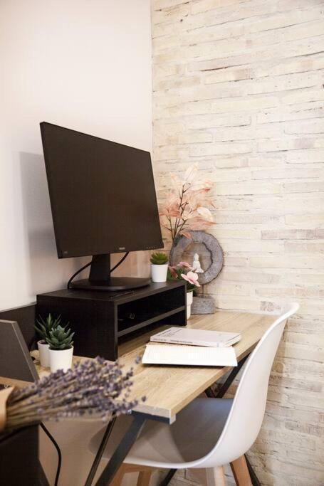 Rb - Urban Loft Retreat, Comfort & Good Location Apartment *