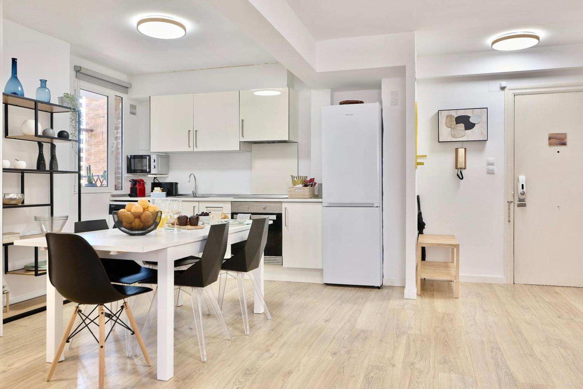 Spacious, Sunny Flat By Of Arts & Sciences Apartment