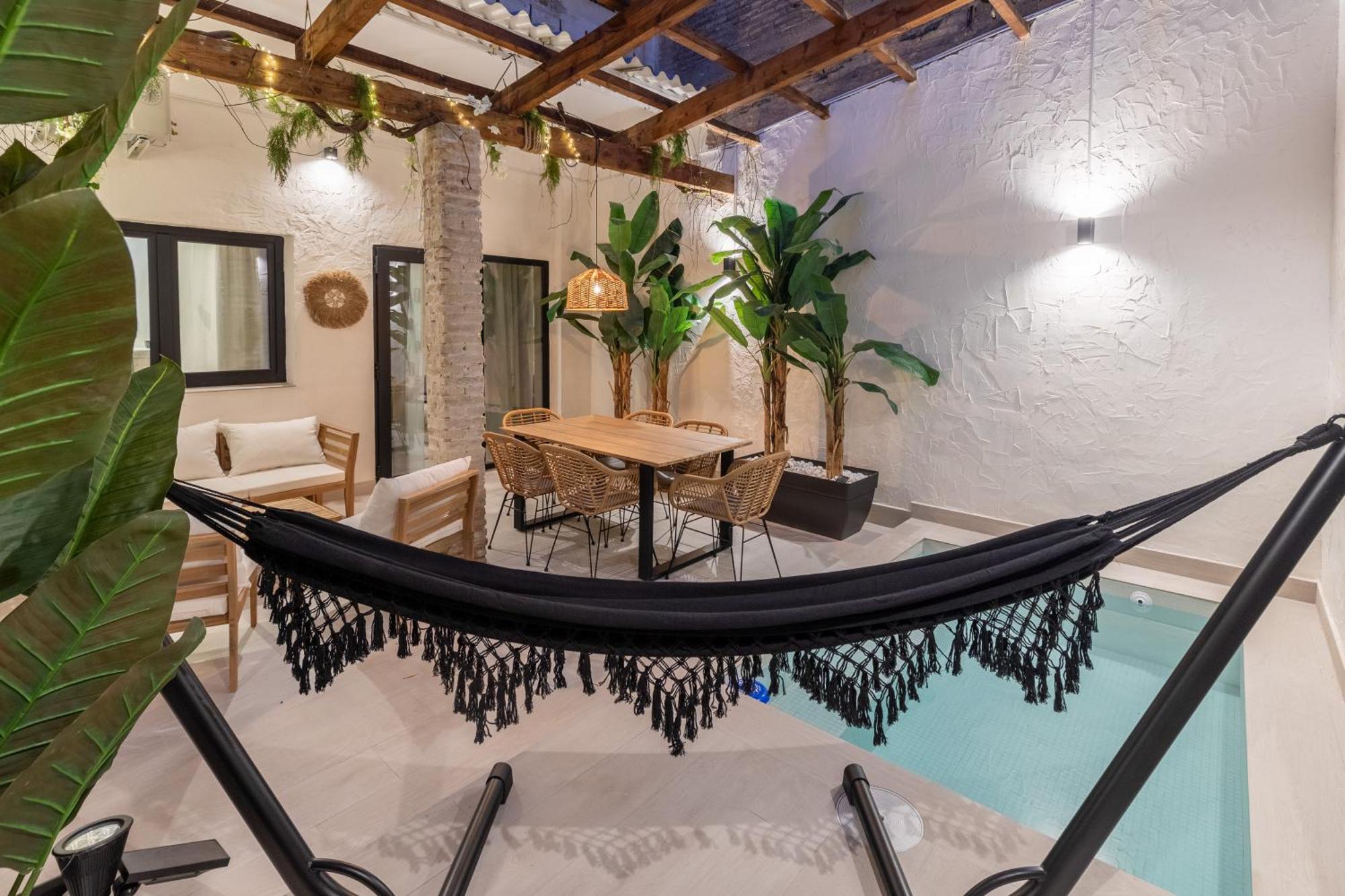 Con Piscina Y Terraza