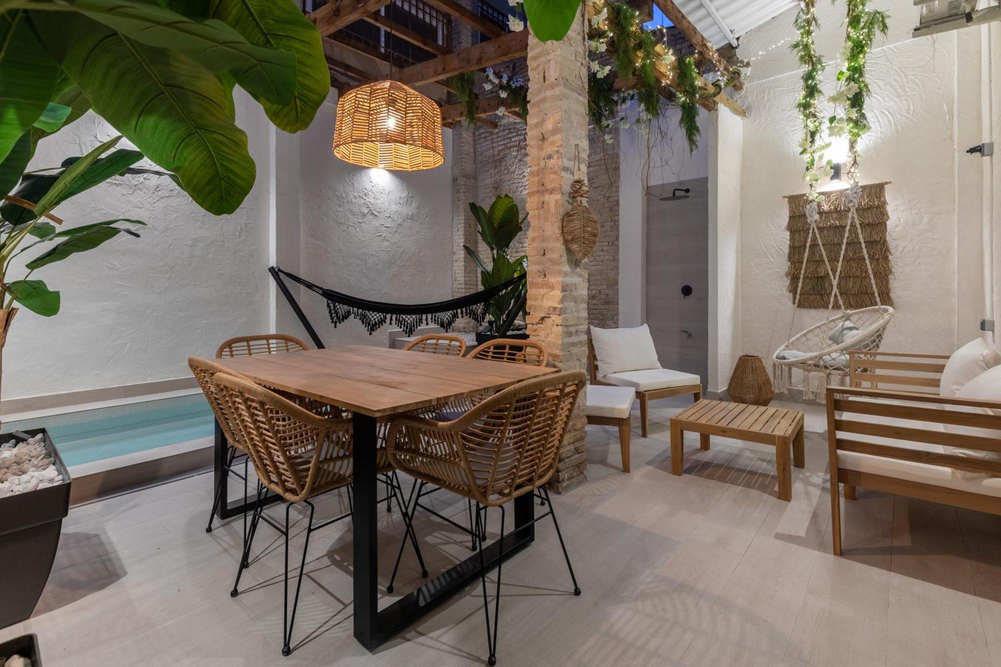 Con Piscina Y Terraza