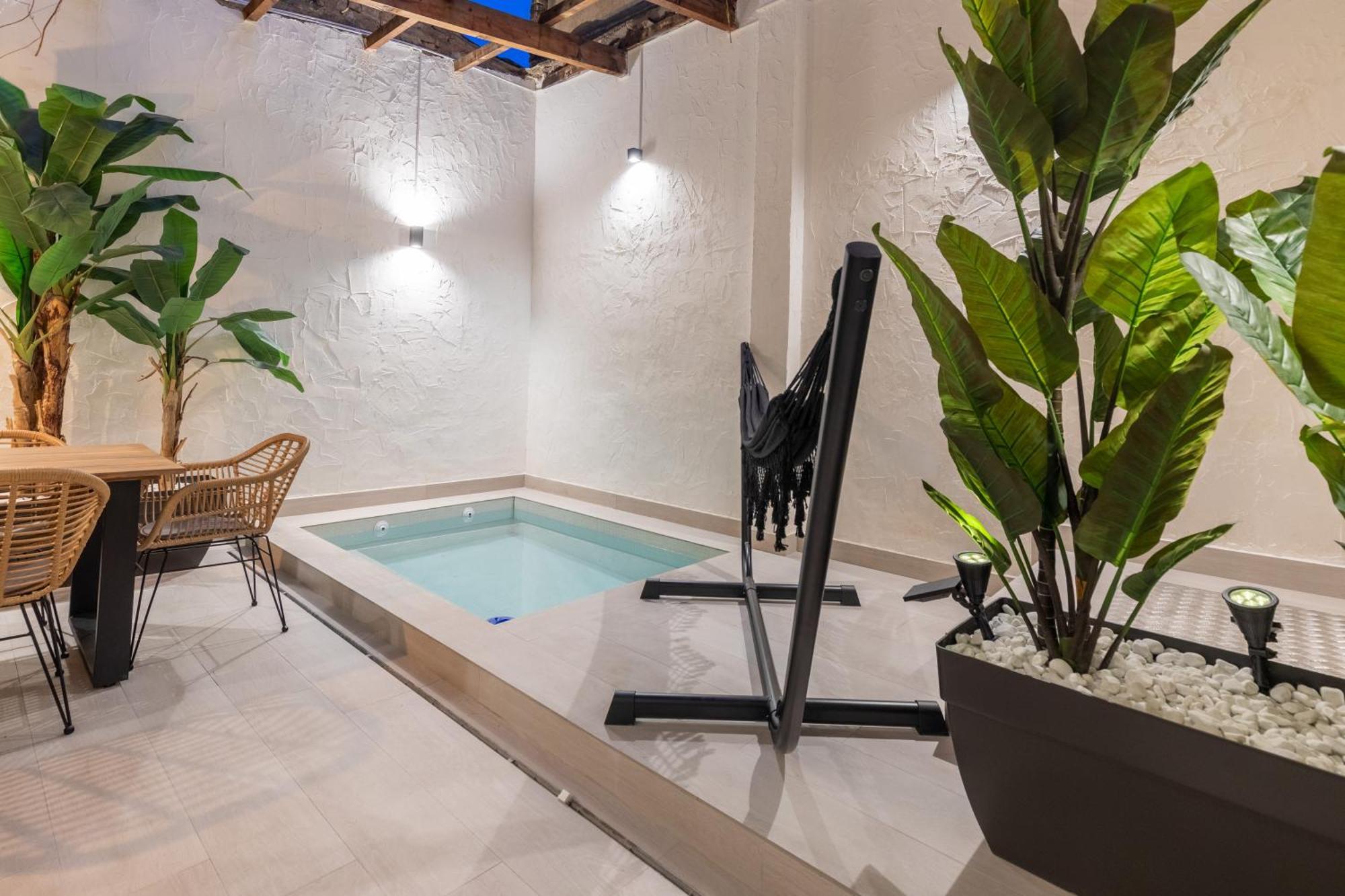 Con Piscina Y Terraza