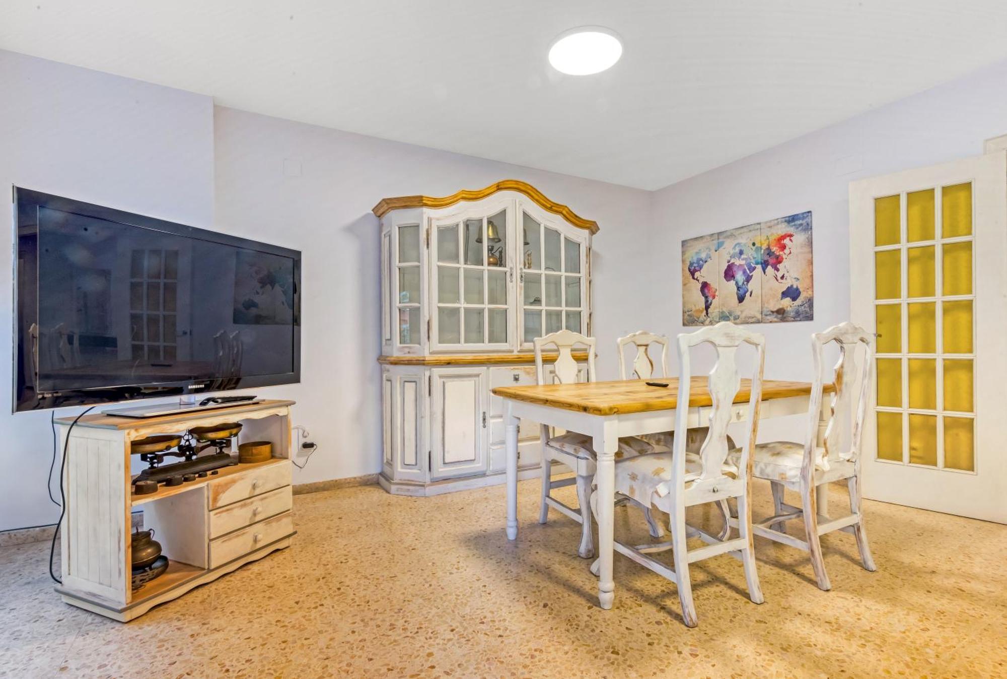 Centrally Located Temporary, Very Spacious Pataconabluerentals Valencia