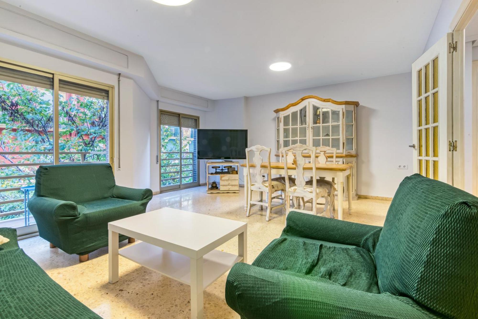 Centrally Located Temporary, Very Spacious Pataconabluerentals Apartment Valencia