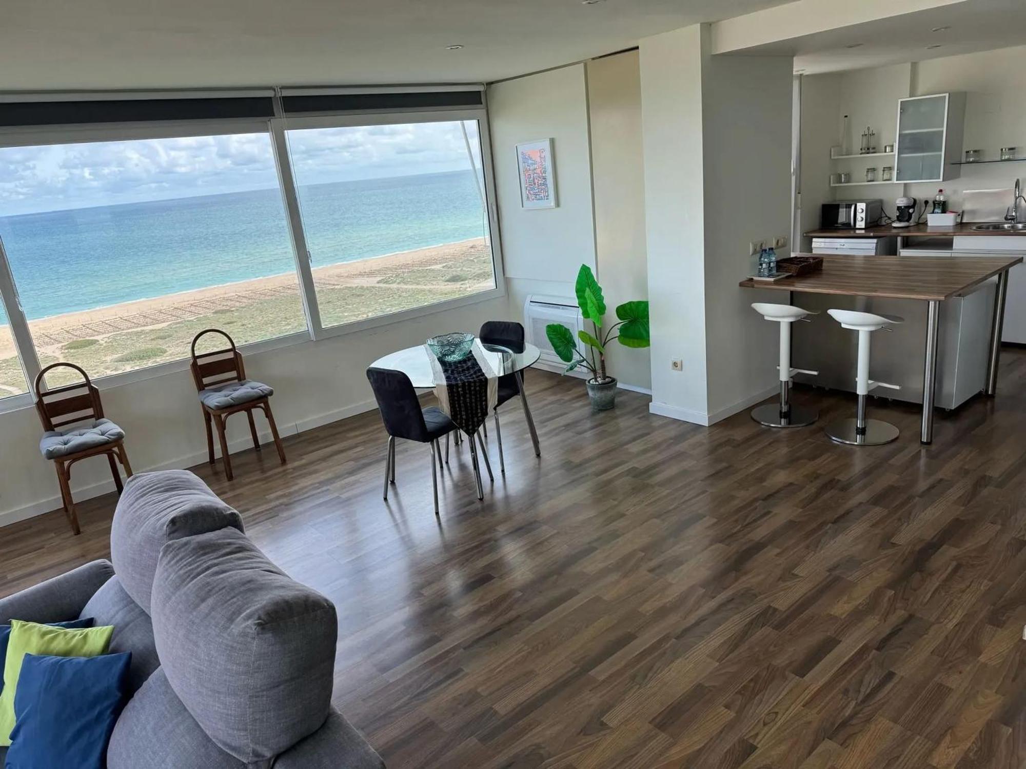Spacious In With Sea View - 160 Sqm Apartment *