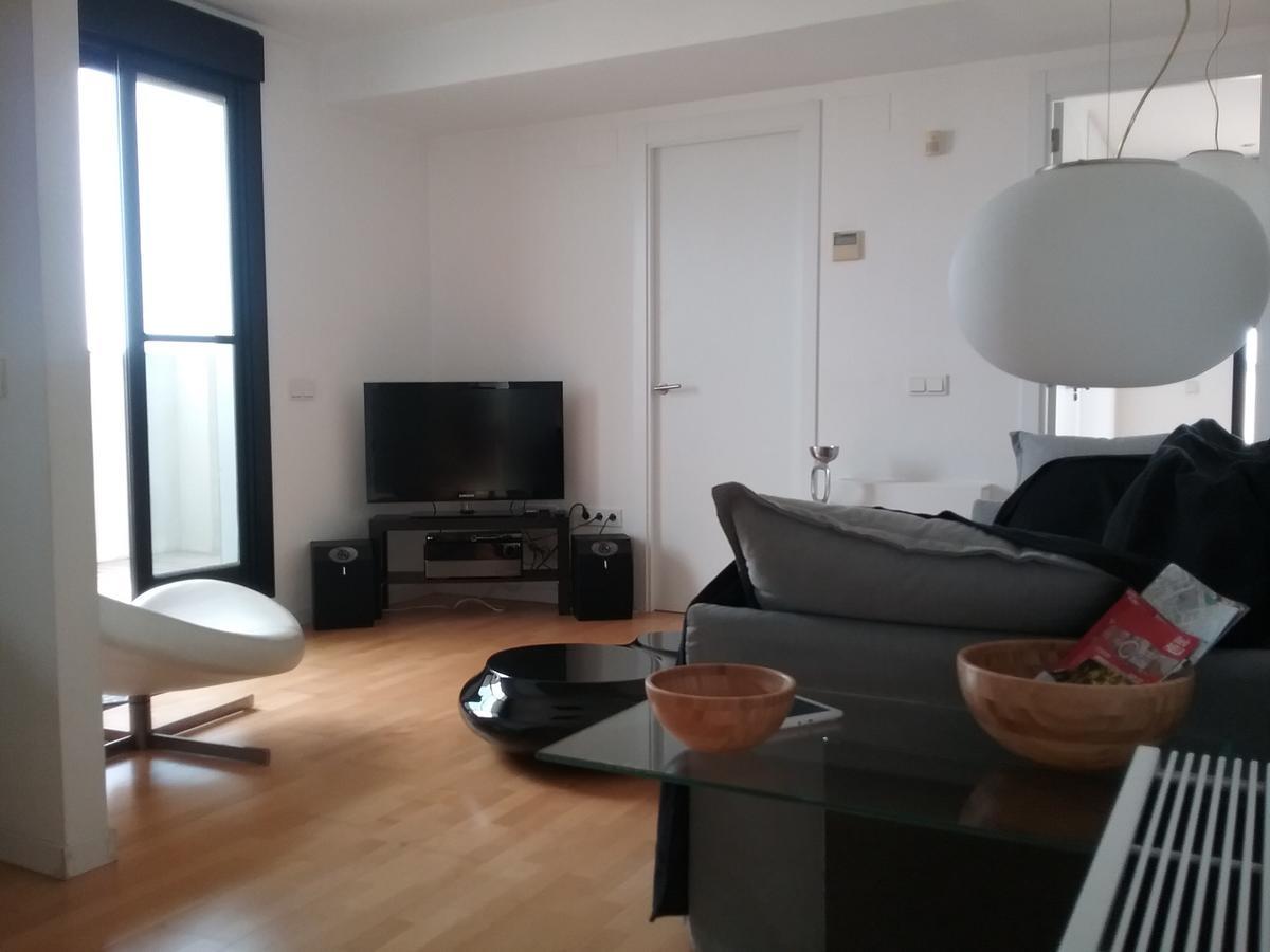 Lovely 2 Bedroom Terrace Wifi Parking Ac Heating Attic Apartment