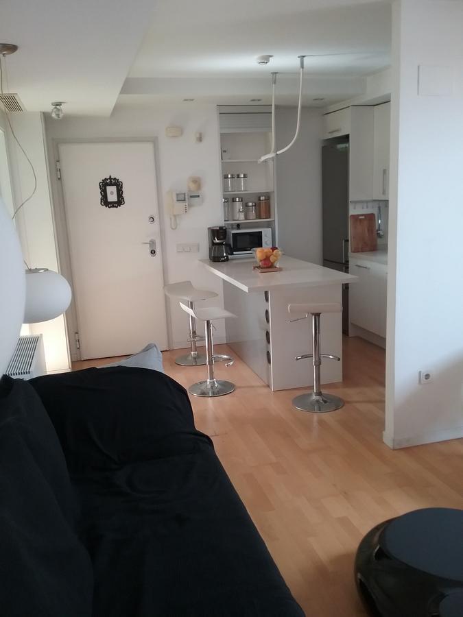 Lovely 2 Bedroom Terrace Wifi Parking Ac Heating Attic Apartment *