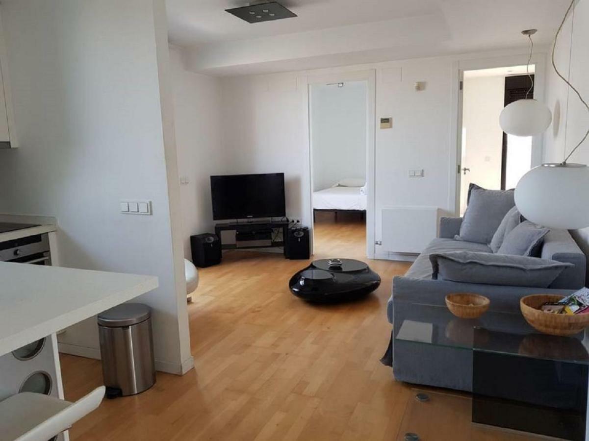 Lovely 2 Bedroom Terrace Wifi Parking Ac Heating Attic