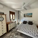 Precioso Apartamento Con A/A En Ruzafa Con Terracita Privada Y Acceso A Un Jardin, Para 2-3 Personas