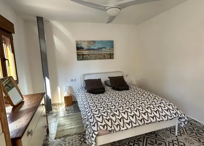 Precioso Apartamento Con A/A En Ruzafa Con Terracita Privada Y Acceso A Un Jardin, Para 2-3 Personas