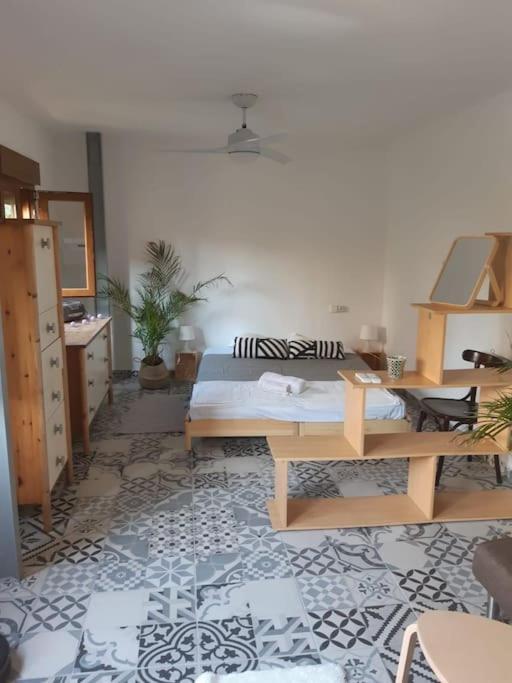 Precioso Con A/a En Ruzafa Con Terracita Privada Y Acceso A Un Jardin, 2-3 Personas