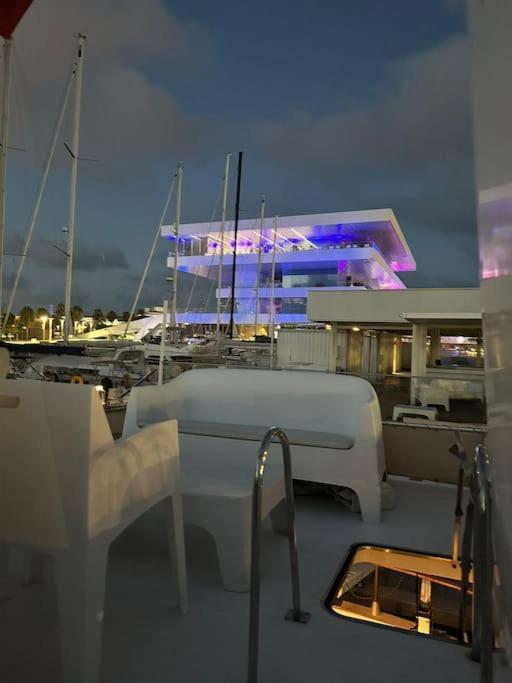 Botel Noche Insolita En Yate De 16m A 2 Minutos De La Playa Valencia