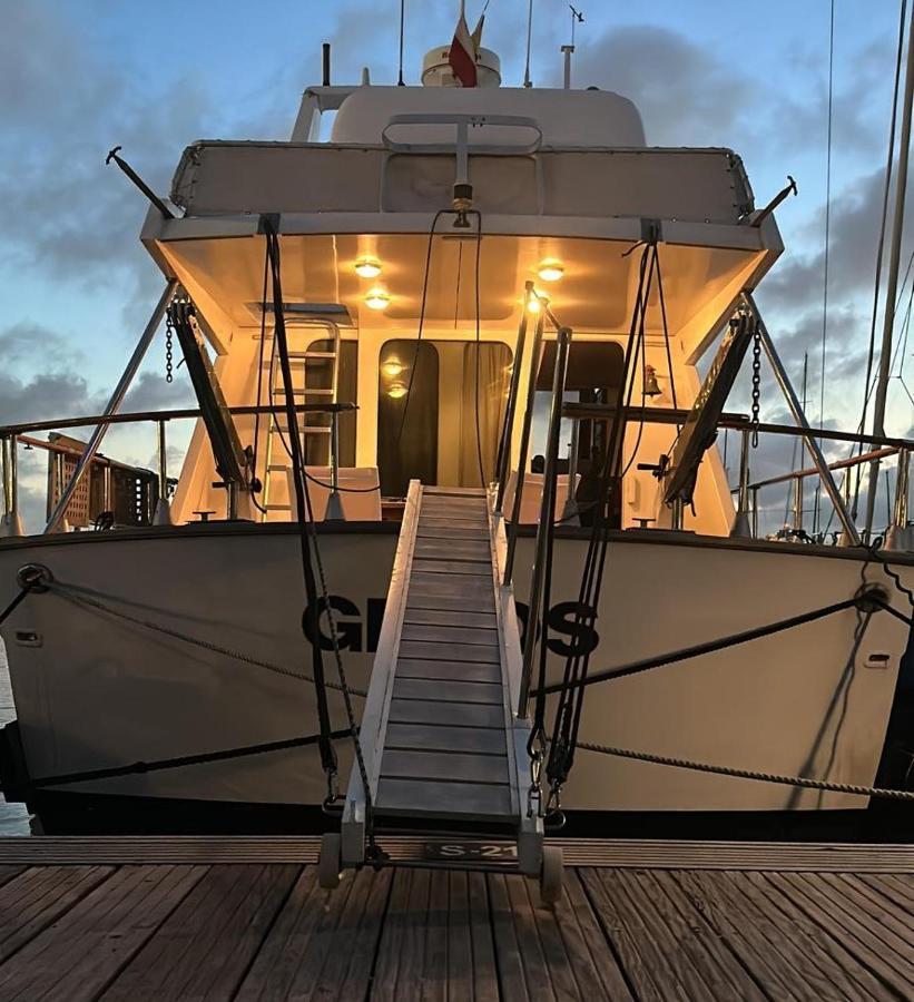 Noche Insolita En Yate De 16m A 2 Minutos De La Playa Botel