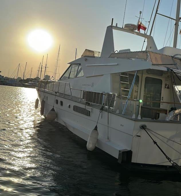 Noche Insolita En Yate De 16m A 2 Minutos De La Playa Botel