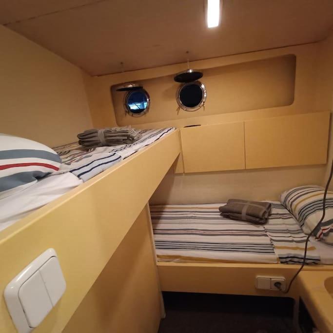 Botel Noche Insolita En Yate De 16m A 2 Minutos De La Playa Valencia