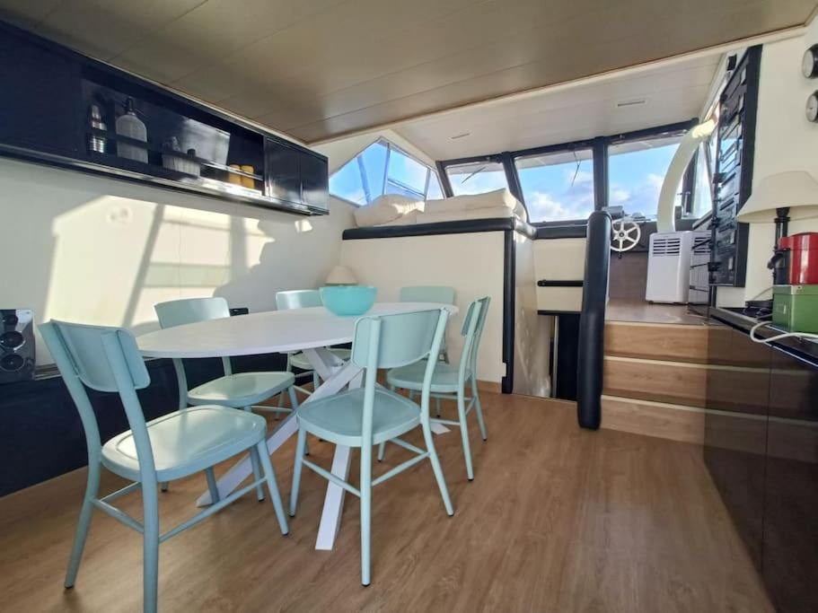 Botel Noche Insolita En Yate De 16m A 2 Minutos De La Playa Valencia
