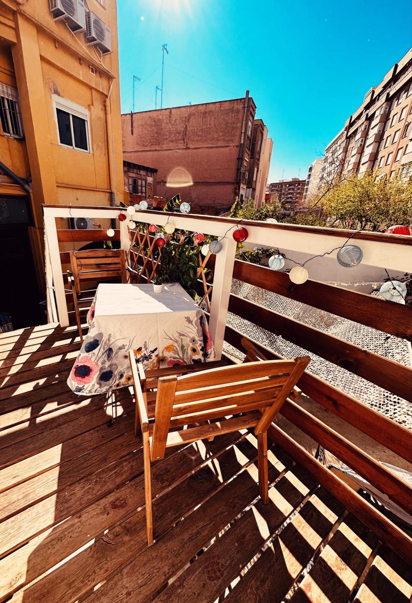 Apartment Precioso Con A/a En Ruzafa Con Terracita Privada Y Acceso A Un Jardin, 2-3 Personas