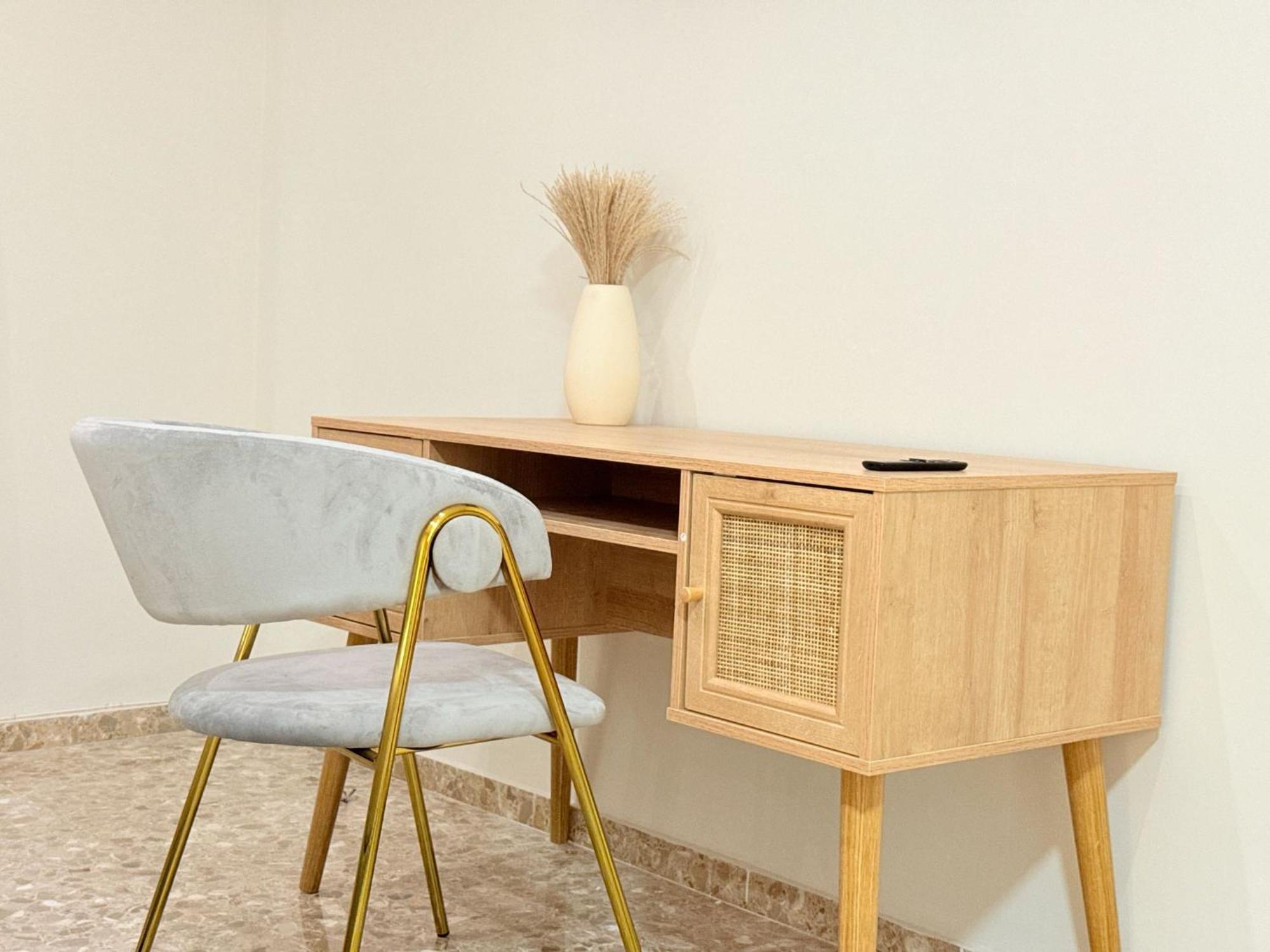 Valencia, Netflix, 4 Mins Walk To The Valência