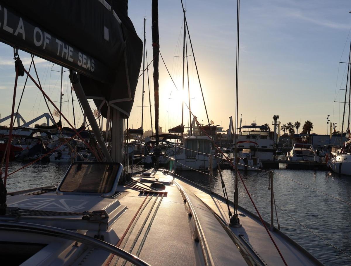 Magnificent Sailboat With Free Parking For Cars Botel