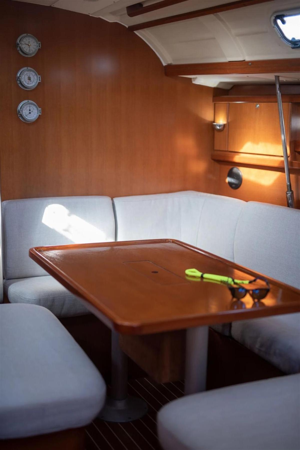 Botel Magnificent Sailboat With Free Parking For Cars *